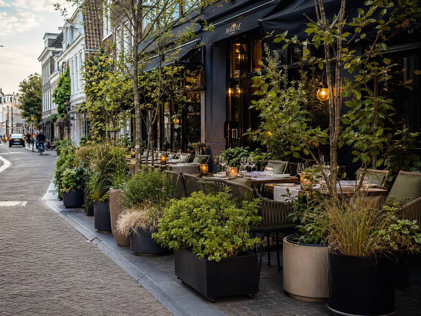 Verplaatsbare plantenbakken op een terras op de openbare stoep