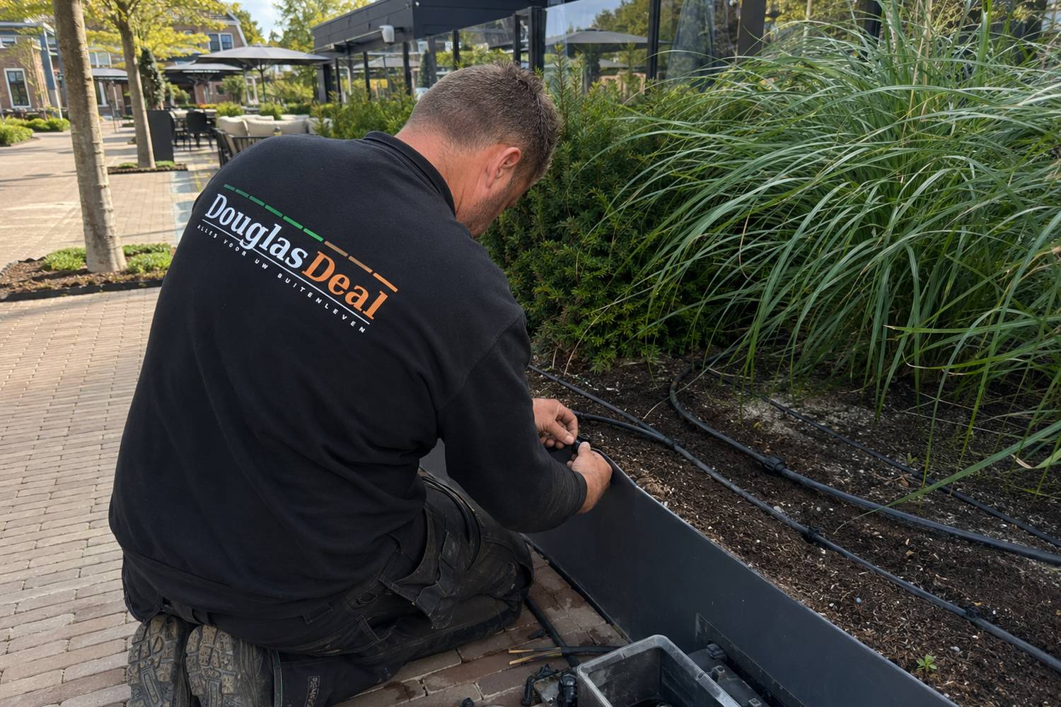 Automatische beregening met druppelirrigatie in een plantenbak