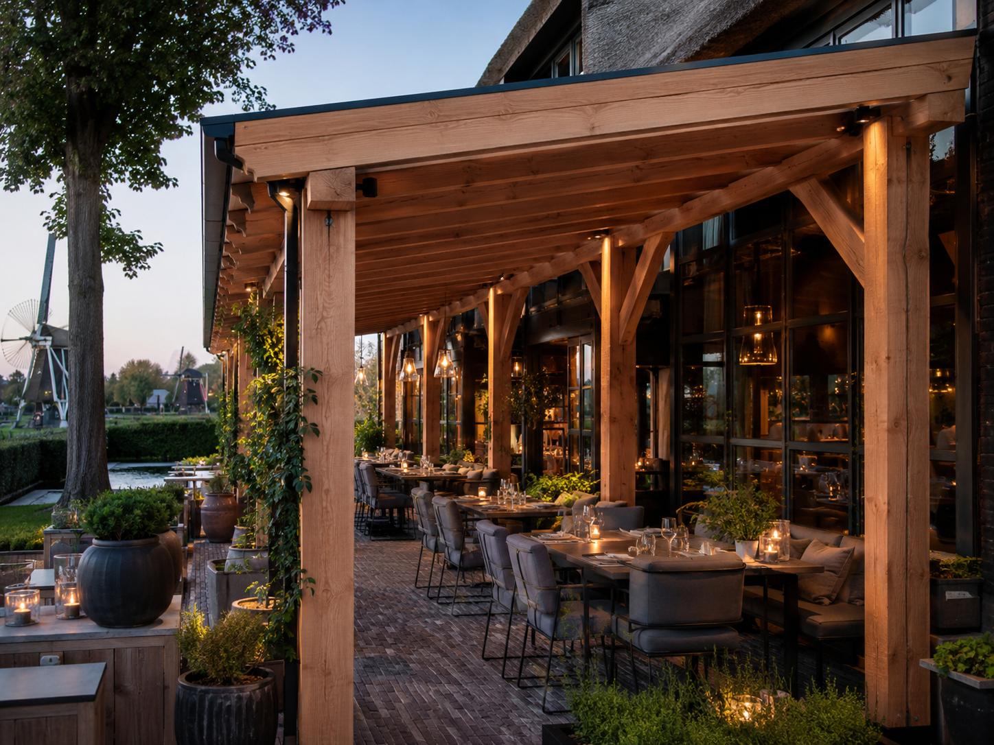 Pergola en overkapping als buitenverblijf bij een horecalocatie