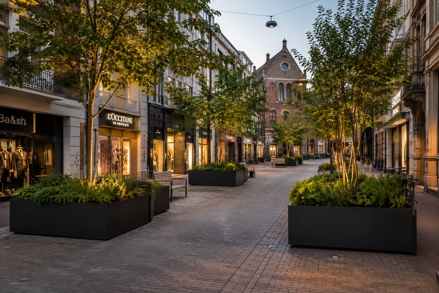 Openbare ruimte met bomen in plantenbakken en verlichting