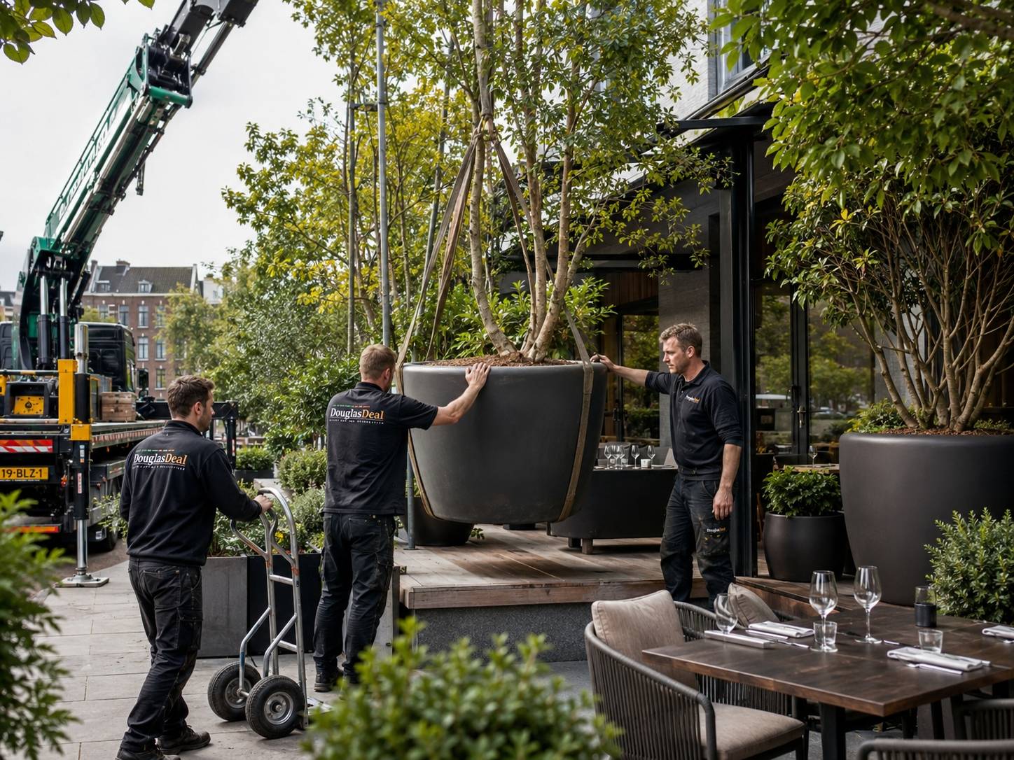 Levering en plaatsing van plantenbakken en beplanting op locatie