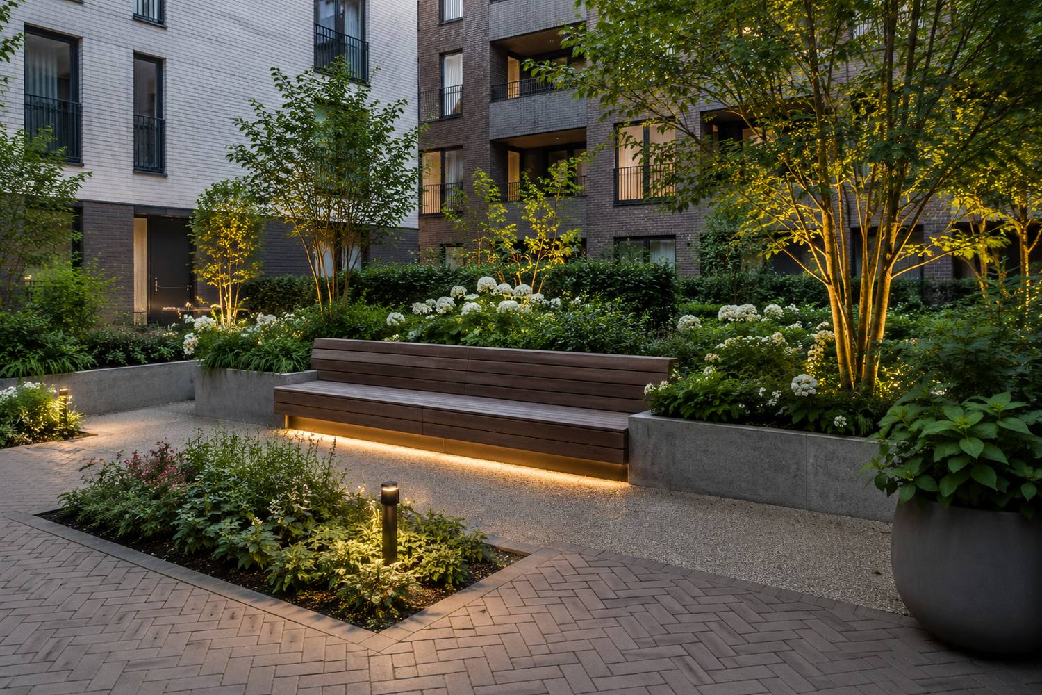 Groene binnentuin bij een zorginstelling